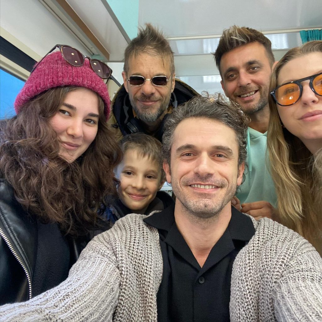 Йигит Киразджи со съемочной командой. Фото: социальные сети