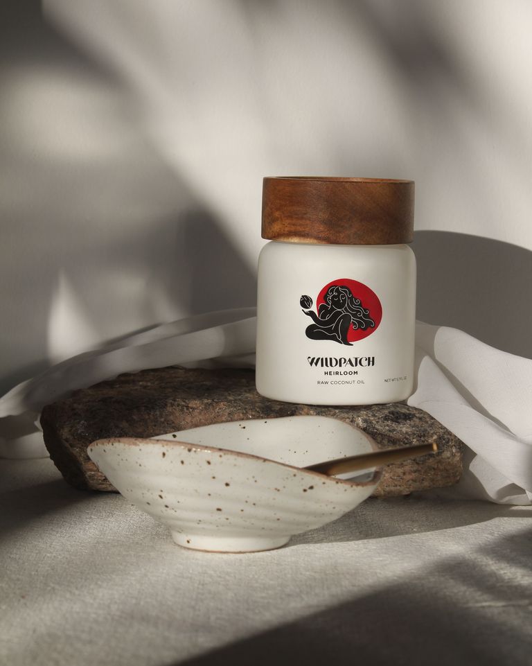 На пути к сияющим локонам: лучшие масла для волос и кожи головы